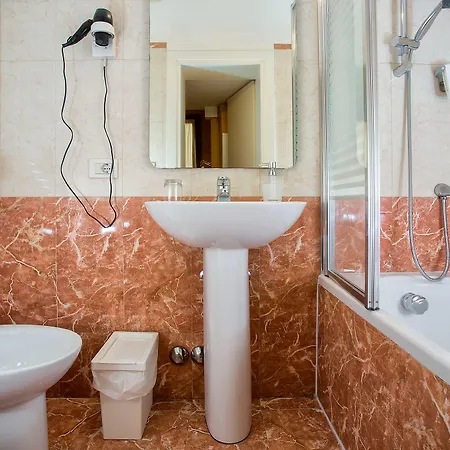 ريزيدنسا جولدوني 3* البندقية